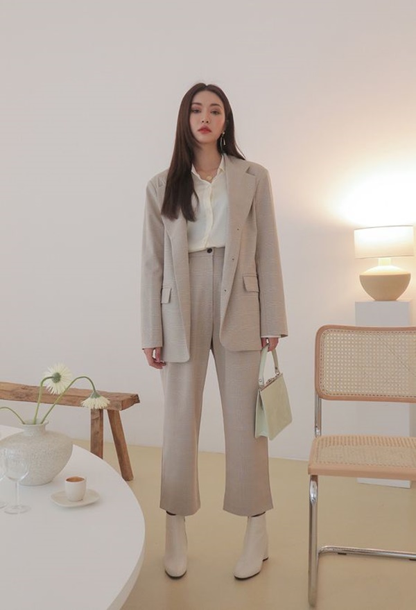Quần khaki nữ sang trọng và lịch sự khi mix cùng với áo vest