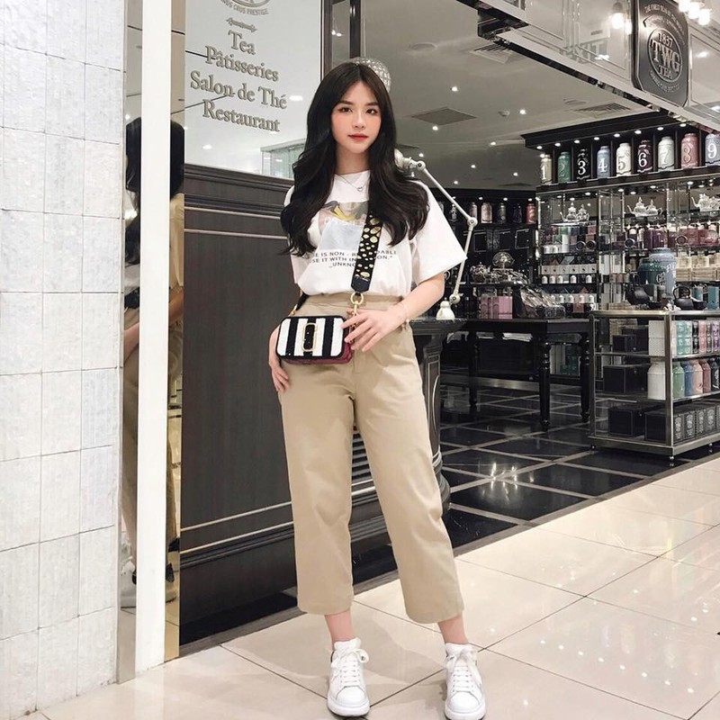 Quần khaki nữ ống rộng và áo phông
