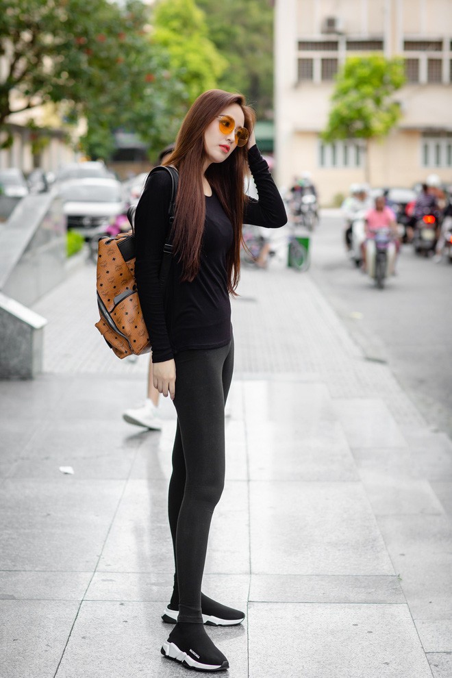 Áo khoác len lửng mix cùng quần legging và áo thun 