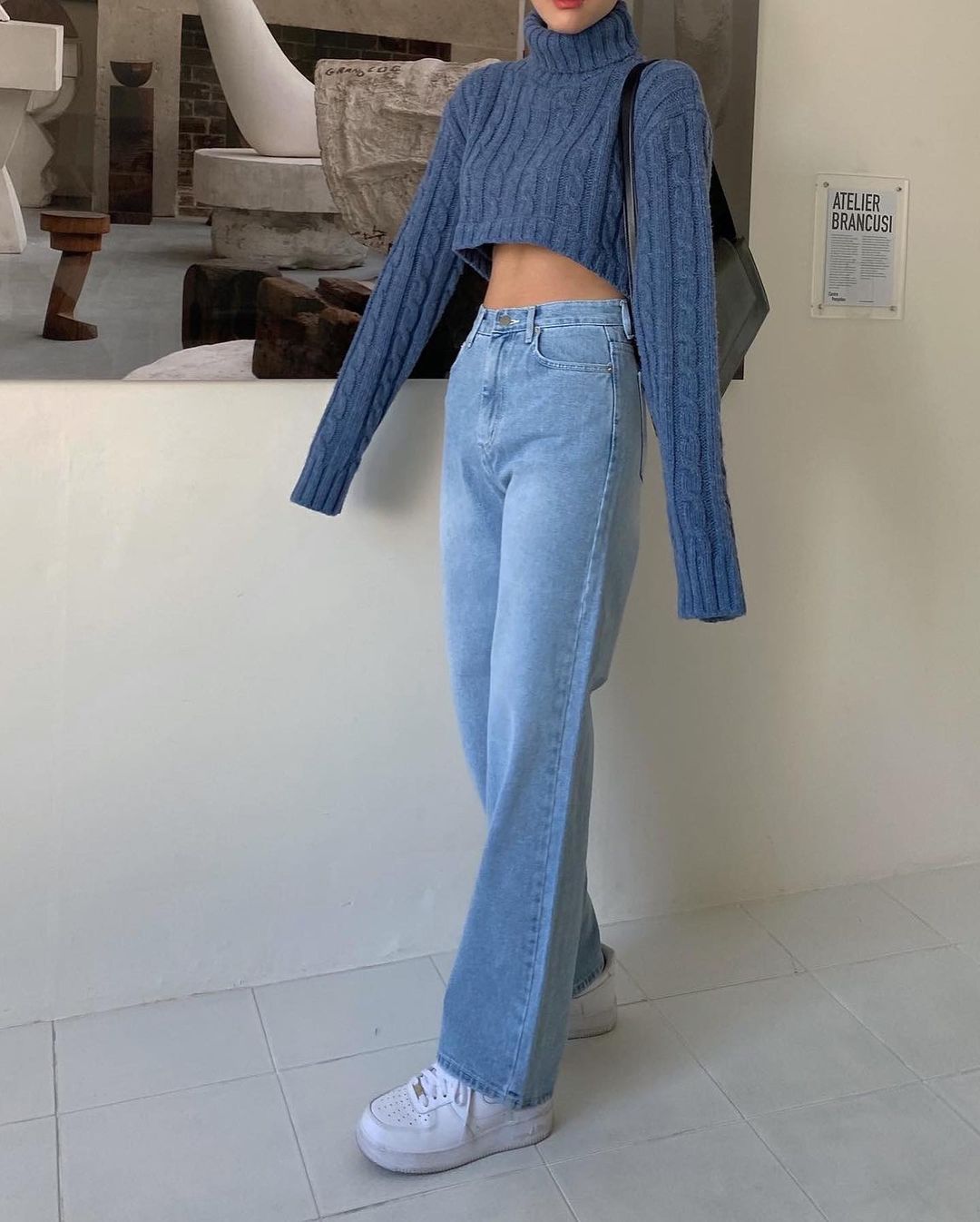 Áo len croptop cùng quần jeans năng động