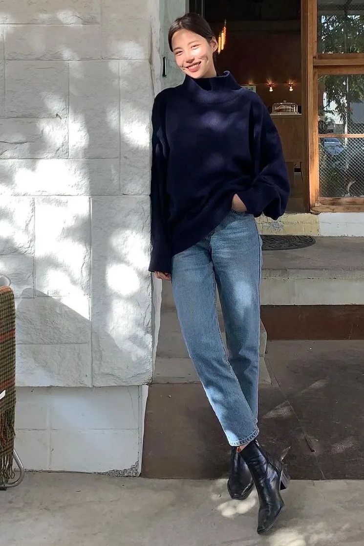Một người mặc quần jean và áo len 3 inch 