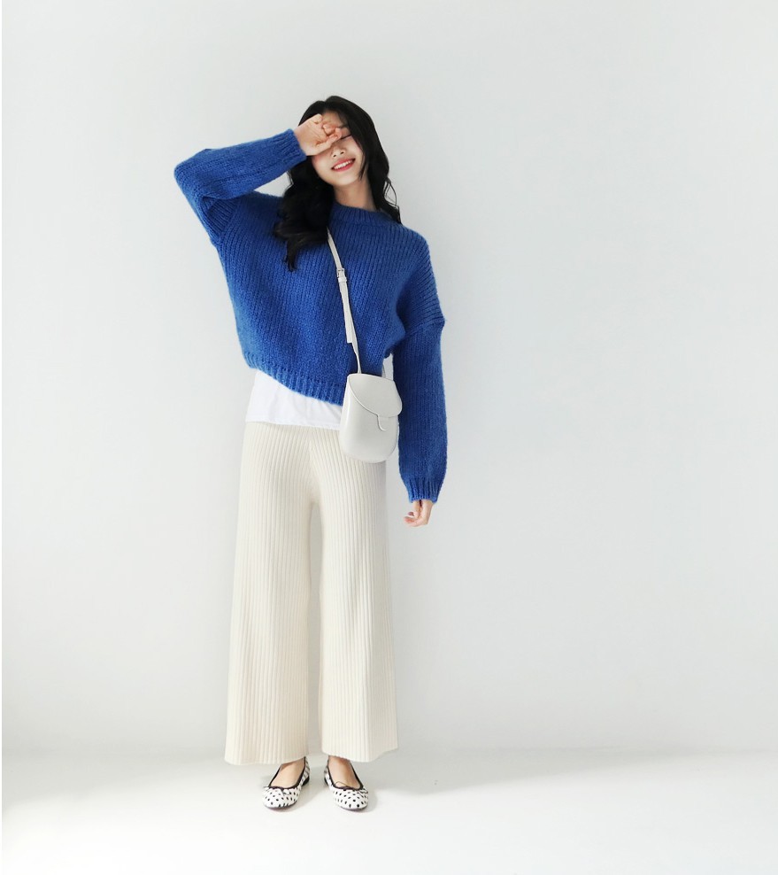 Cách mix áo len với chân váy dài cho cô nàng khí chất - Shopee Blog
